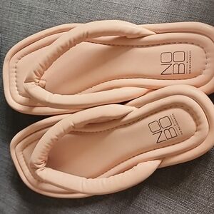 NOBO Women's Size 10 Rose Memory Foam Fluffy Flip Flops Flat Sandals